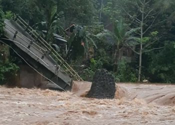 Banjir Bandang Nyaris Sapu Bersih Jembatan Cisepet Cikatomas