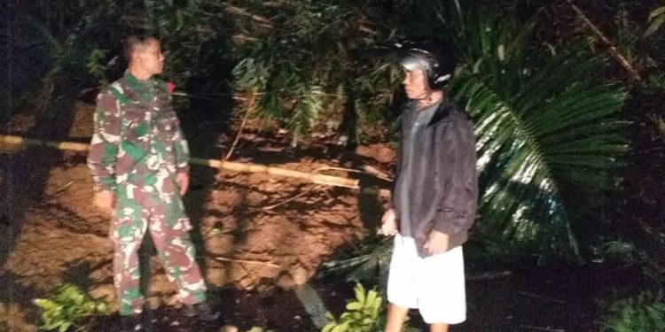 Tanah Longsor Sukaraja Sempat Lumpuhkan Lalin Karangnunggal –  Tasikmalaya