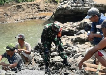 Danramil 1218/Cikatomas Apresiasi Semangat Gotong Royong Masyarakat Desa Cayur dan Desa Sindangasih Wujudkan Jembatan Sementara