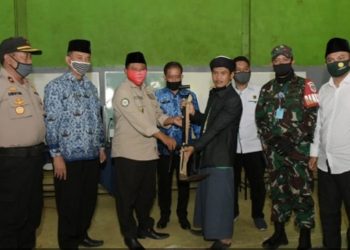 Perkuat Santani, Wagub Jabar Serahkan Bantuan Alat Pertanian