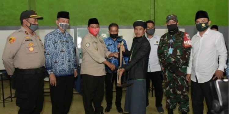 Perkuat Santani, Wagub Jabar Serahkan Bantuan Alat Pertanian