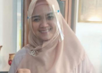 Gina Sambut Kedatangan Ibunda tercinta Ditengah Keluarga
