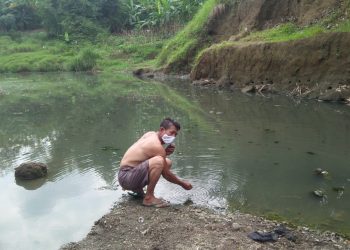 Diduga Tercemar Limbah, Warga Minta Dinas Terkait Uji LAB Air Sungai Ciputrahaji