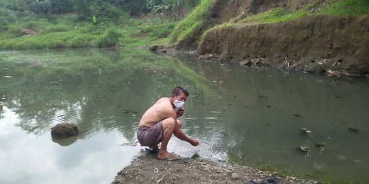 Diduga Tercemar Limbah, Warga Minta Dinas Terkait Uji LAB Air Sungai Ciputrahaji