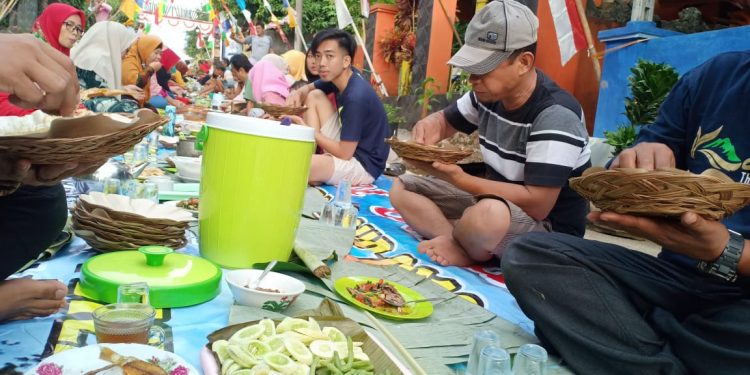 Memeriahkan HUT RI Ke – 75, Warga Lumbungsari Pamarican Ciamis Gelar Aneka Nasi Liwet