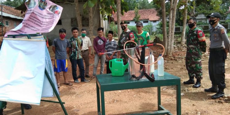 Koramil 1218/Cikatomas Laksanakan Gerakan Serentak Sosialisasi Sekaligus  Penyemprotan BIOS-44