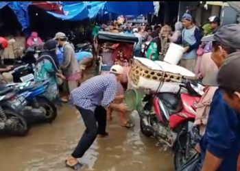 Pasar Banjarsari Banjir, Para PKL Tebar Ikan Lele
