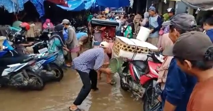Pasar Banjarsari Banjir, Para PKL Tebar Ikan Lele