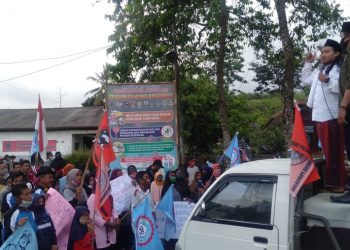 Ratusan Eks Karyawan PT.Wiriacakra Melalui PUK KSPSI Menggelar Aksi Segel Aset Bangunan Perusahaan