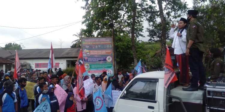 Ratusan Eks Karyawan PT.Wiriacakra Melalui PUK KSPSI Menggelar Aksi Segel Aset Bangunan Perusahaan