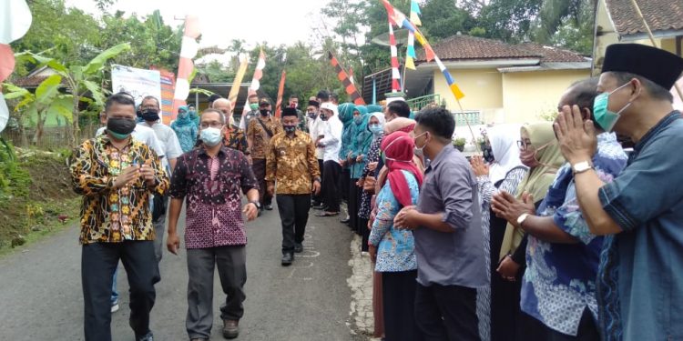 Tim Penilai Kampung Sehat Tingkat Kabupaten Tasikmalaya Kunjungi Desa Sirnajaya