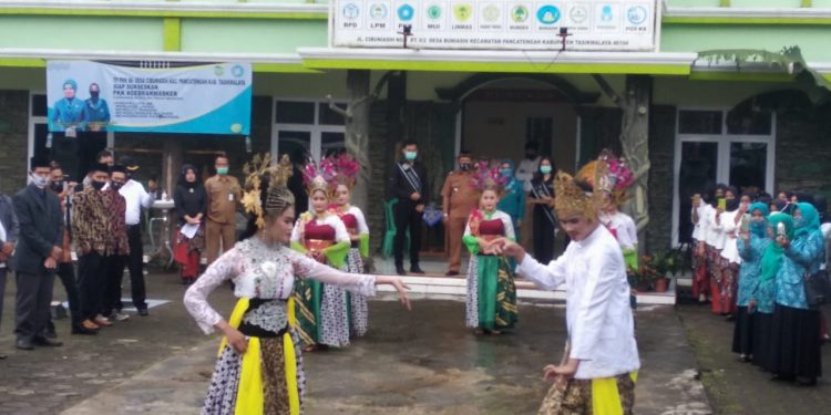 Tim Penilai Kampung Sehat Kabupaten Tasikmalaya Disambut Hangat Upacara Adat