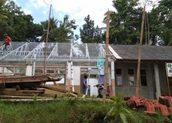 Kades Tonjong Pancatengah Nekad Rehabilitasi Atap MI Yang Nyaris Ambruk