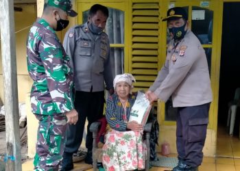 Tanggulangi Dampak Covid-19, Polsek Cineam Serahkan Bantuan Sembako Bagi Kaum Dhuafa