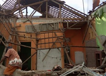 Rumah Tamim Ambruk, Ditenggarai Akibat Gempa dan Guyuran Derasnya Hujan