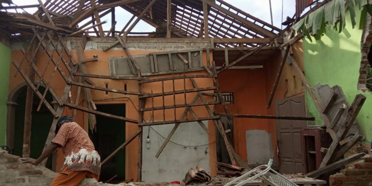 Rumah Tamim Ambruk, Ditenggarai Akibat Gempa dan Guyuran Derasnya Hujan