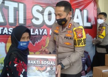 Dalam Kunker Di Wilkum Polsek Cineam, Kapolres Tasikmalaya Kota Berikan Santunan Kepada Anak Yatim