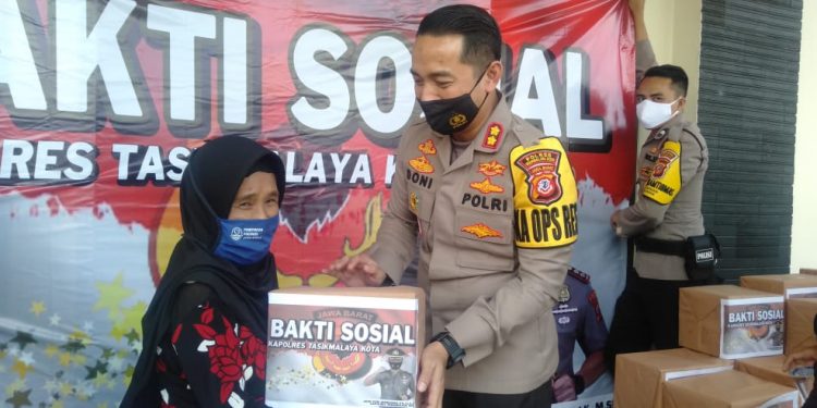 Dalam Kunker Di Wilkum Polsek Cineam, Kapolres Tasikmalaya Kota Berikan Santunan Kepada Anak Yatim