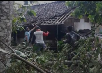 Hujan Deras Disertai Angin Kencang Porak-porandakan Atap Rumah Warga Pamarican Ciamis