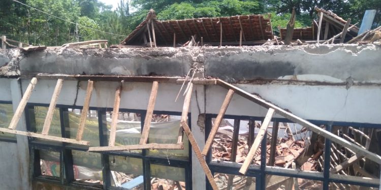 Dampak Hujan Lebat, Ruang Keterampilan SMPN 1 Karangjaya Ambruk