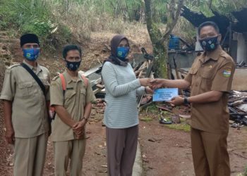 Pemdes Tawang Pancatengah Ulurkan Bantuan Tanggap Darurat Kepada Keluarga Korban Kebakaran Rumah