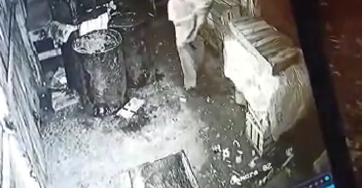 Terekam CCTV Pencuri Minyak Curah Di Pasar Banjarsari Dipolisikan