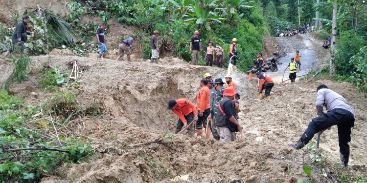 Tebing Setinggi 30 Meter Longsor, Jalur Alternatif Cisarua Cineam – Pangandaran  Lumpuh Total