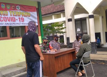 Bhabinkamtibmas Dampingi Kapolsek Gunungtanjung Sambang Binluh Sekaligus Cek Posko Covid-19
