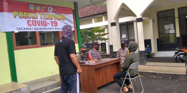 Bhabinkamtibmas Dampingi Kapolsek Gunungtanjung Sambang Binluh Sekaligus Cek Posko Covid-19