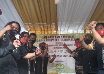 Peringati Isra Mi’raj, LSM GMBI KSM Manonjaya Gelar Baksos Bagi-bagi Masker