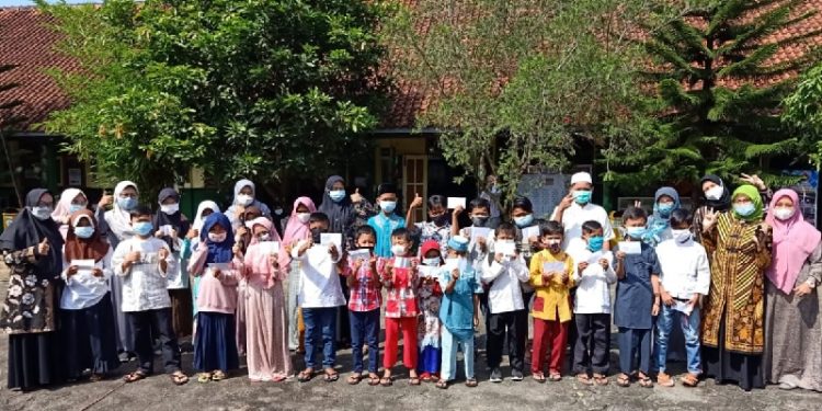 Berkah Ramadhan, Insan Pendidik SDN Indihiang Santuni Anak Yatim