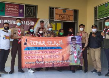 Memetik Khikmah Ramadhan, Kwarran Pramuka Cipedes Berbagi Makanan Takjil