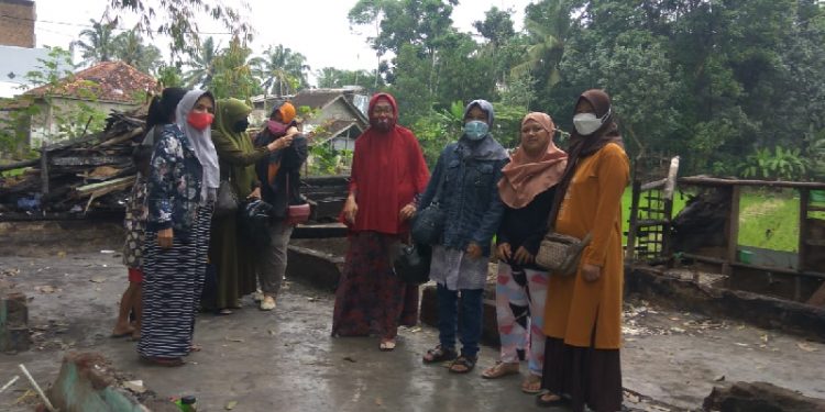 Civitas Akademika SMPN 8 Tasikmalaya Sigap Bantu Korban Kebakaran Rumah