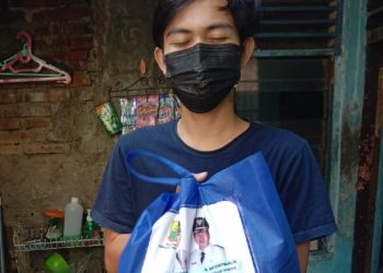 Pasien Isoman Di Karangpawitan Karawang Dapat Bantuan Sembako