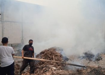 Pembakaran Limbah PT BKL Tasikmalaya Cemari Udara, Warga Protes Keras