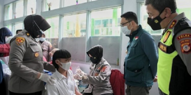 Gubernur Jabar Pantau Vaksinasi Pelajar SMPN 6 Tasikmalaya
