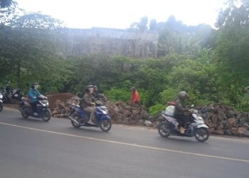 Sembrono, Simpan Material Proyek Dibahu Jalan Makan Korban