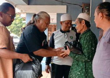 Abah Silet Bersama Simpatisan Cendana Wangi Bagikan 400 Pcs Perlengkapan Sholat Kepada Imam Tajug & Guru Ngaji