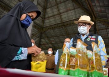 Ridwan Kamil Saksikan Langsung Operasi Pasar Kendalikan Kelangkaan Minyak Goreng di Karawang