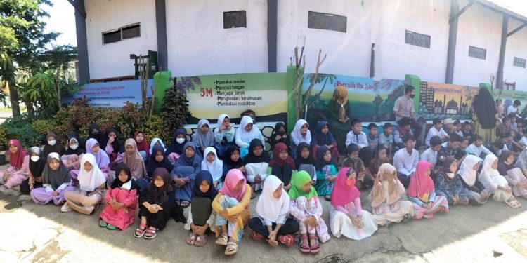 Mengisi Kegiatan Ramadhan, SDN 2 Budiharja Sindangkasih Ciamis Gelar Baksos