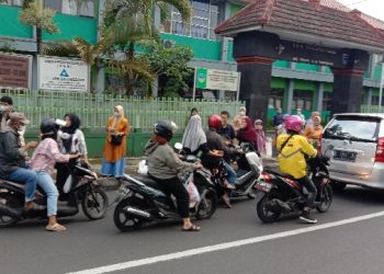 Civitas Akademika SDN Galunggung Berbagi Makanan Takjil Kepada Warga