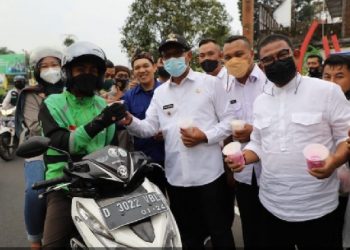 Wabup Bagikan Makanan Takjil Kepada Masyarakat Yang Melintas Di Simpanglima Garut