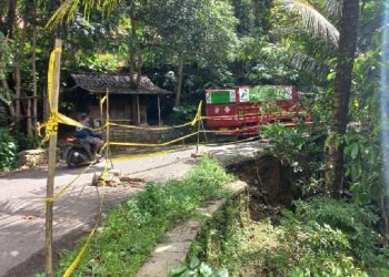 Akibat Curah Hujan Tinggi, TPT Jalan Entrong – Kalijaya Banjaranyar Ciamis Ambruk