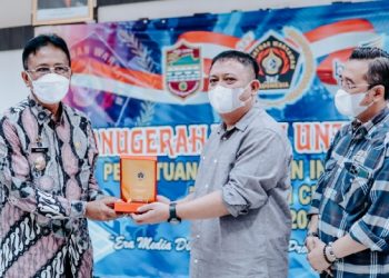 PWI Sematkan Anugerah Bakti Untuk Negeri Kepada Bupati Ciamis