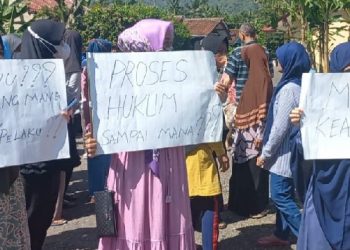 Emak-emak Desa Cicapar Banjarsari Unjuk Rasa Penegakan Hukum Atas Terduga Para Pelaku Pedofil