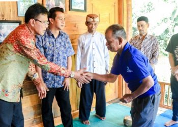 Bawa Sumbangan Para ASN Ciamis, Bupati dan Wakil Bupati Jenguk Korban Kebakaran Rumah Kampung Adat Kuta