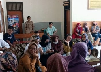 Puluhan Emak-emak Korban Investasi Arisan Diduga Bodong Sambangi Polsek Banjarsari Ciamis