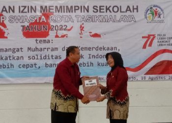 Kadisdik Kota Tasikmalaya Serahkan SIM SMP Swasta
