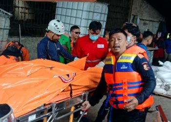 Tim SAR Gabungan Akhirnya Angkat Jenazah Dika Dari Dasar Sungai Cintanduy