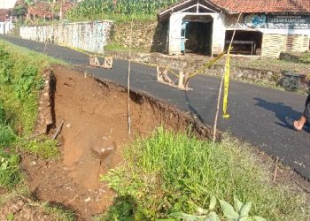 Hujan Deras Minggu Sore Akibatkan Bahu Ruas Jalan Kabupaten Tasikmalaya KM 1 Cantigi-Sukajadi Ambrol
